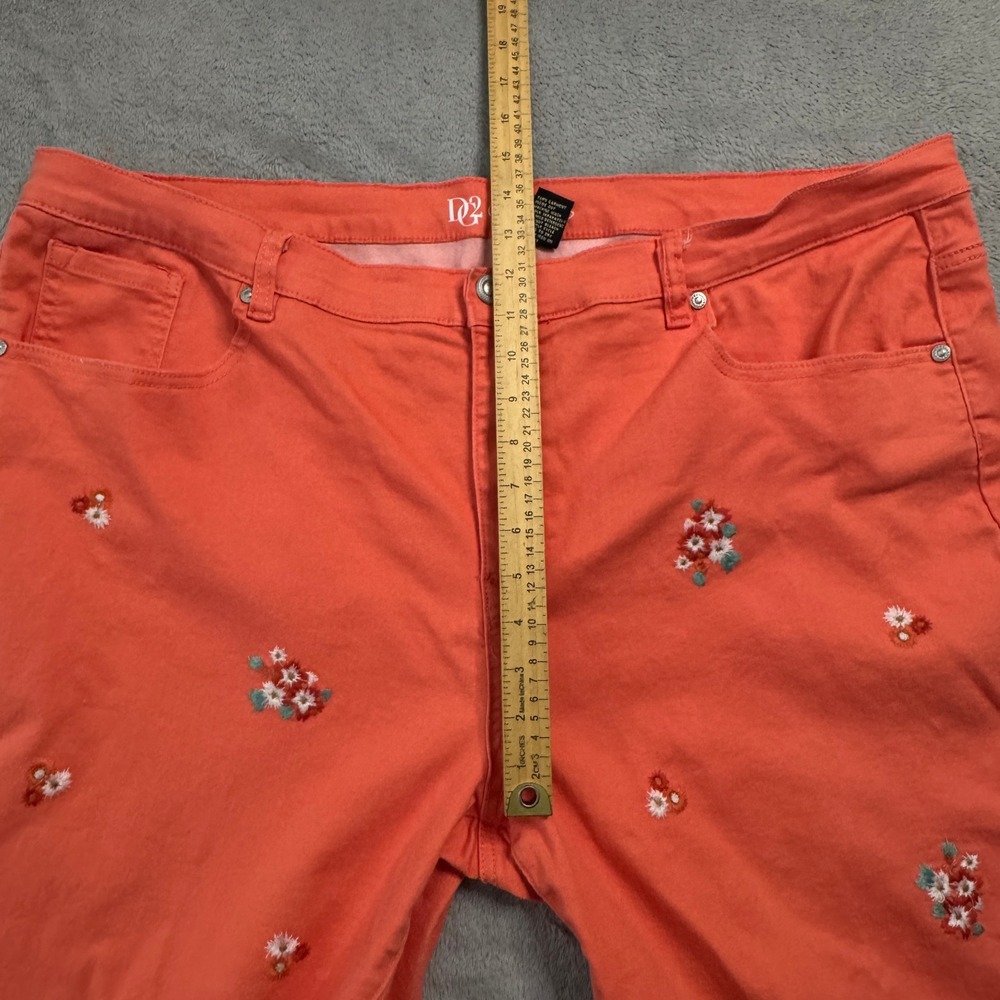 D2 Diane Gilman Embroidered Floral Capri Jeans Coral Size 24W Great Condition - Picture 7 of 10